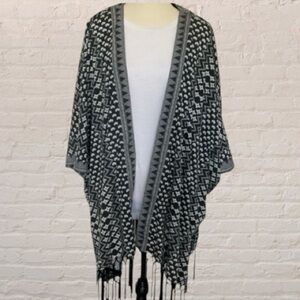Avenue Black & White Geometric Print Kimono Cardigan with fringe hem Size 22/24